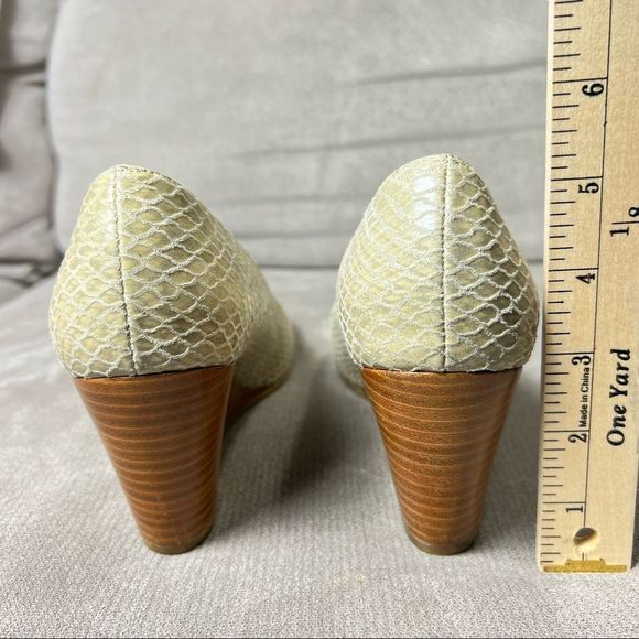 STUART WEITZMAN Size 7.5 Leather Snakeskin Light Green Wedge Wood Heel - Picture 8 of 11